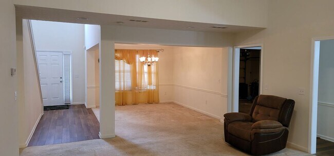 Building Photo - 731 Thompson Ridge Dr