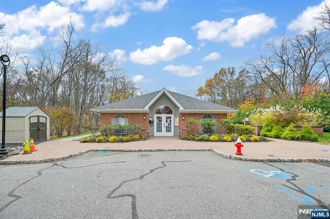 Building Photo - 353 Cottonwood Way