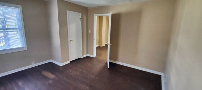 Building Photo - 1520 Lawn Ave