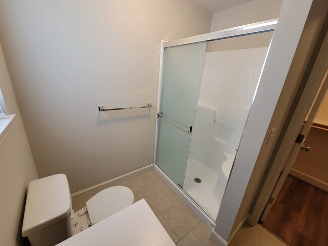 Building Photo - 9318 N Robinhood Ave