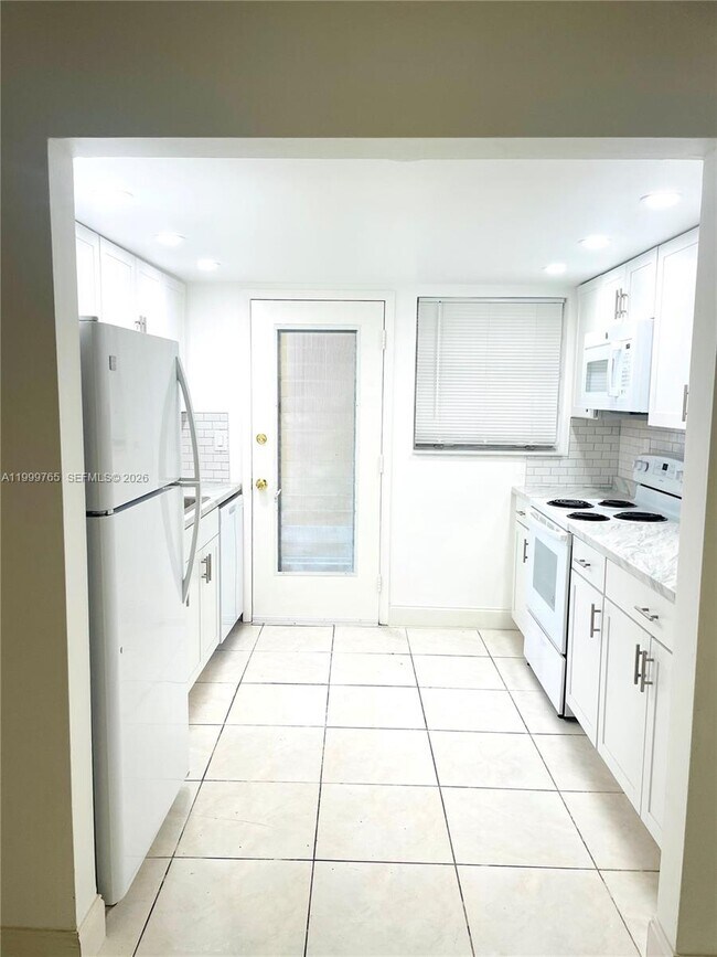 Building Photo - 11840 NE 19th Dr