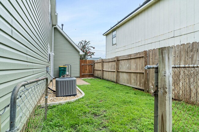 Building Photo - 467 Sandy Ridge Cir