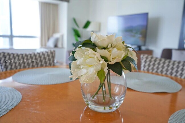 Building Photo - 1435 Brickell Ave