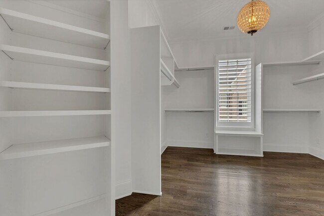 Building Photo - Rent Unfurnished or Fully Furnished - 4 Be...