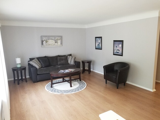 Building Photo - 3 Bed - 1.5 Bath Ranch for Rent in Richmond Heights!