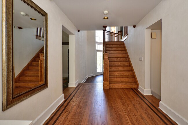 Building Photo - 430 Orienta Ave