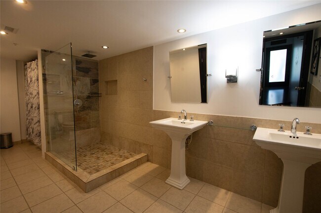 Building Photo - 2000 Bagby St