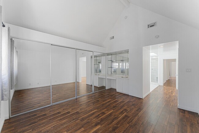 Building Photo - 332 Crescent Dr