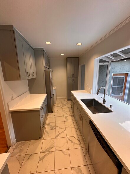 Building Photo - 1023 S Stanley Ave