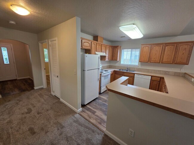 Building Photo - Spacious Duplex with Large Yard