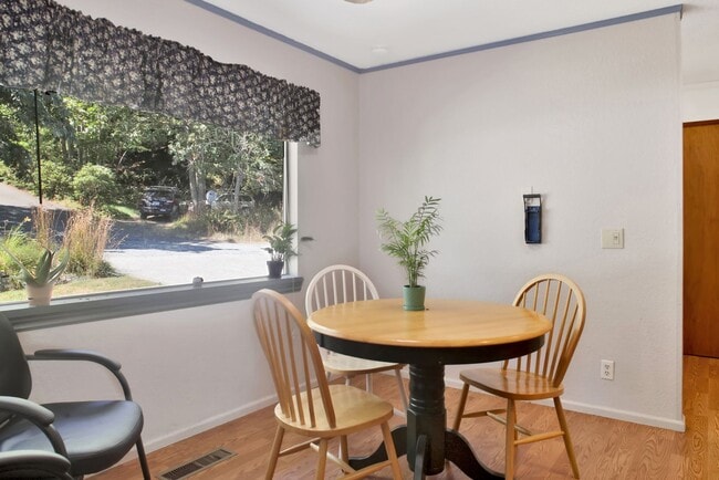 Building Photo - Preleasing Now! Available early August! 7 Bed, 2.5 Bath House!