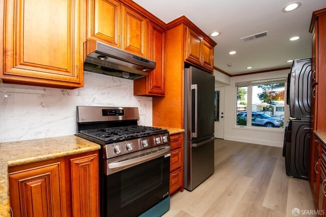 Building Photo - 1099 Bradford Dr