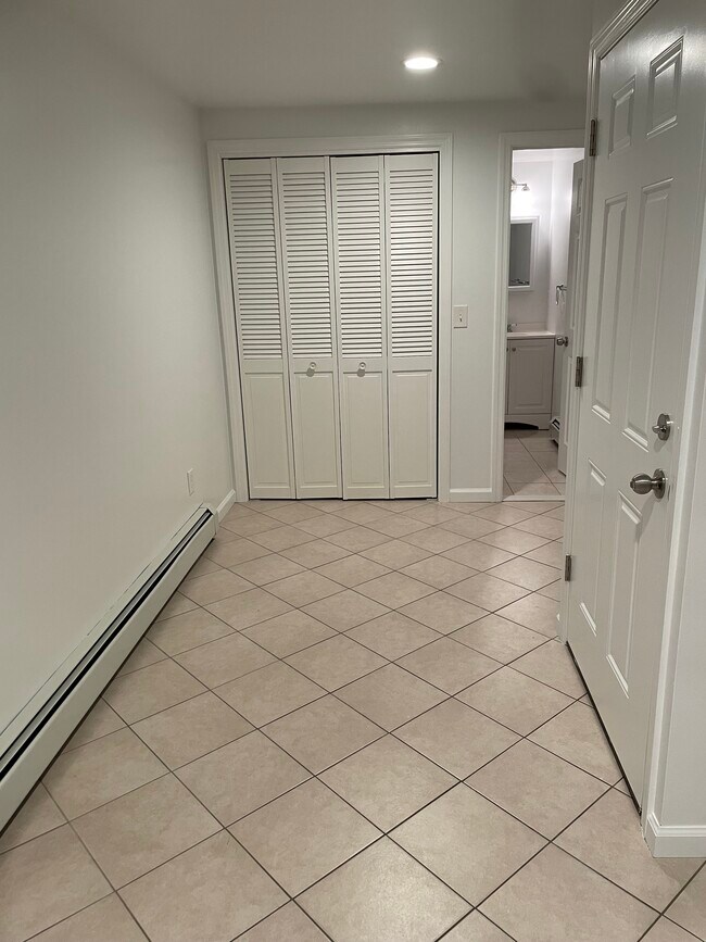 Building Photo - 18 Sarah St