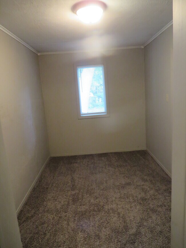 Small Bedroom - 534 N Warren Ave