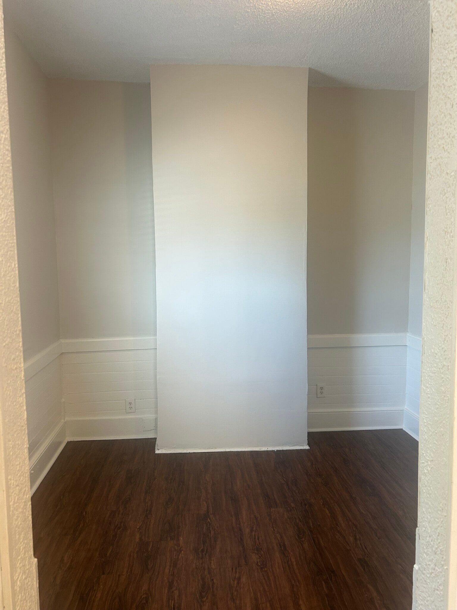 Building Photo - 520 E Hall Ln