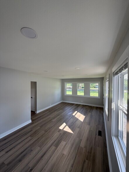 Building Photo - 1825 Ridgeway Dr
