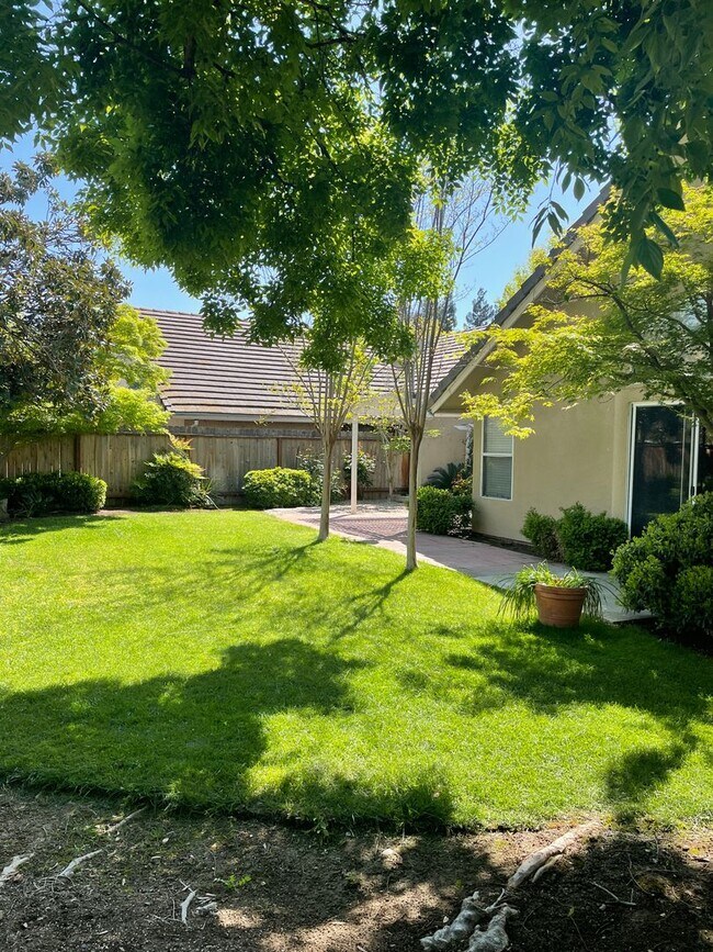Building Photo - Wonderful home located in the Dominion Com...