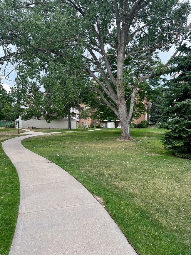 Building Photo - Nice 1 Bedroom 1 Bathroom Condo in Golden with Pool!! Available Mid December!!