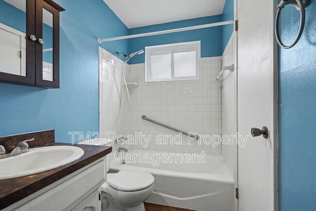 Building Photo - 1324 E 152nd Terrace
