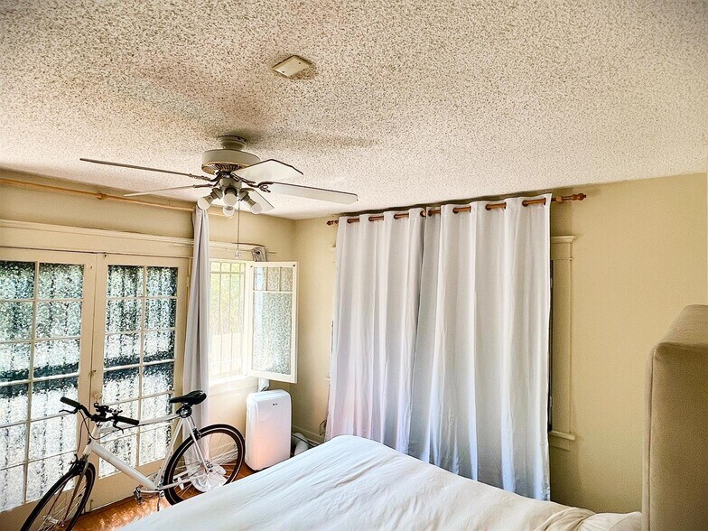 Building Photo - 1448 N Fuller Ave