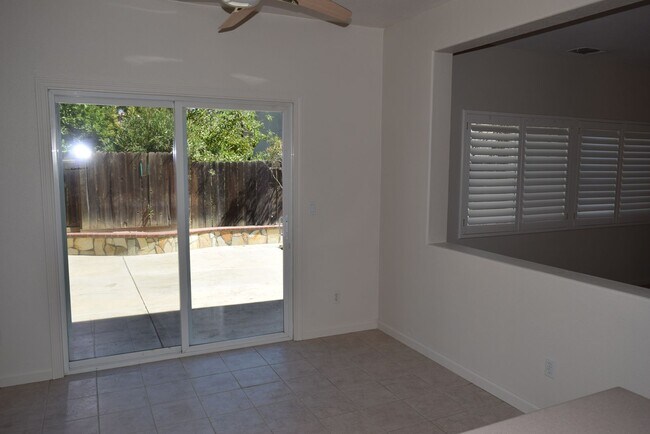 Building Photo - Tracy Home Available in Desirable Edgewood...