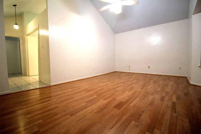 Building Photo - 15614 Barbarossa Dr