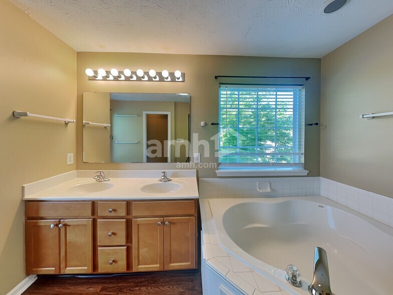 Building Photo - 5940 W Nautica Blvd