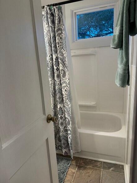 Tub shower combo - 1104 Kenwood Ave