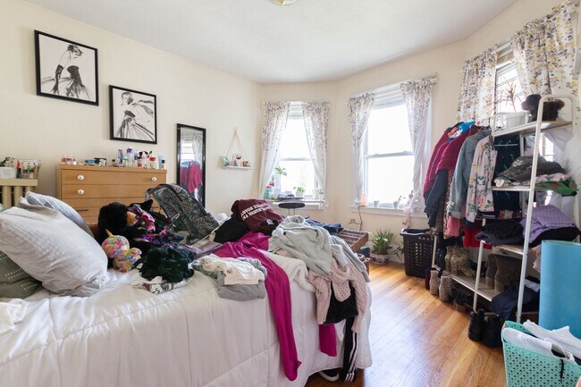 Building Photo - Brighton 4 Bed / 2 Bath – Spacious Layout – 9/1 Move-In