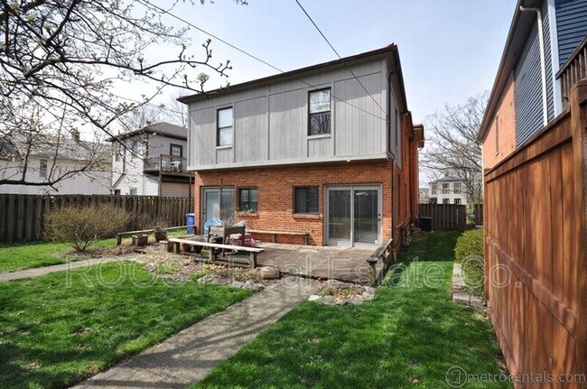 Building Photo - 820 Summit St