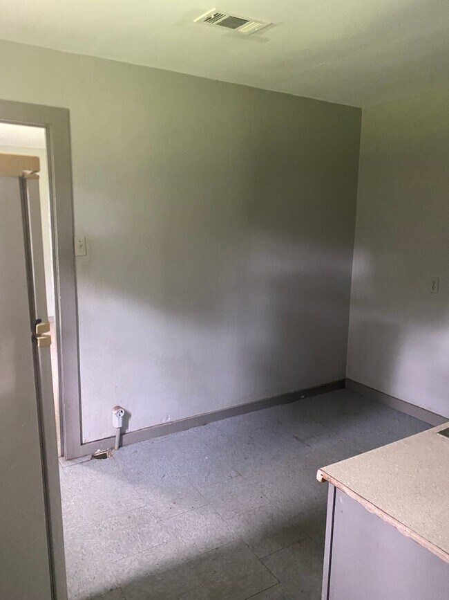 Building Photo - 458 E 71st St