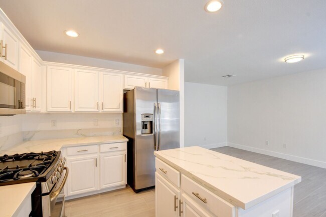 Building Photo - Gorgeous 3 bedroom 2.5 bathroom Townhome c...