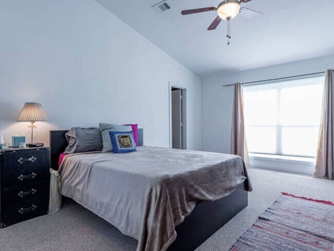 Building Photo - Charming, modern, 3 Bedroom Townhome in Ho...