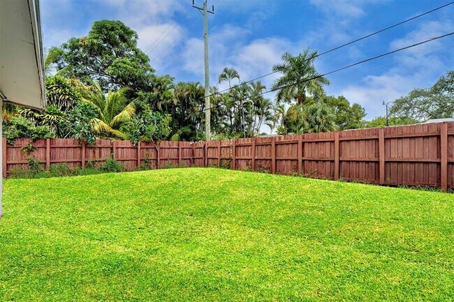 Building Photo - 1415 NE 25th St