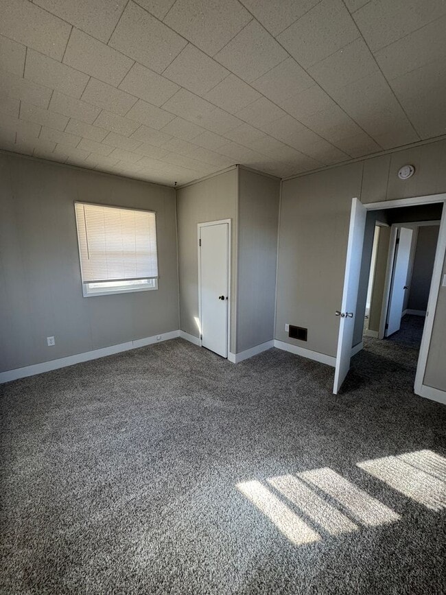 Building Photo - 1bd 1ba duplex for rent in Hudson IA