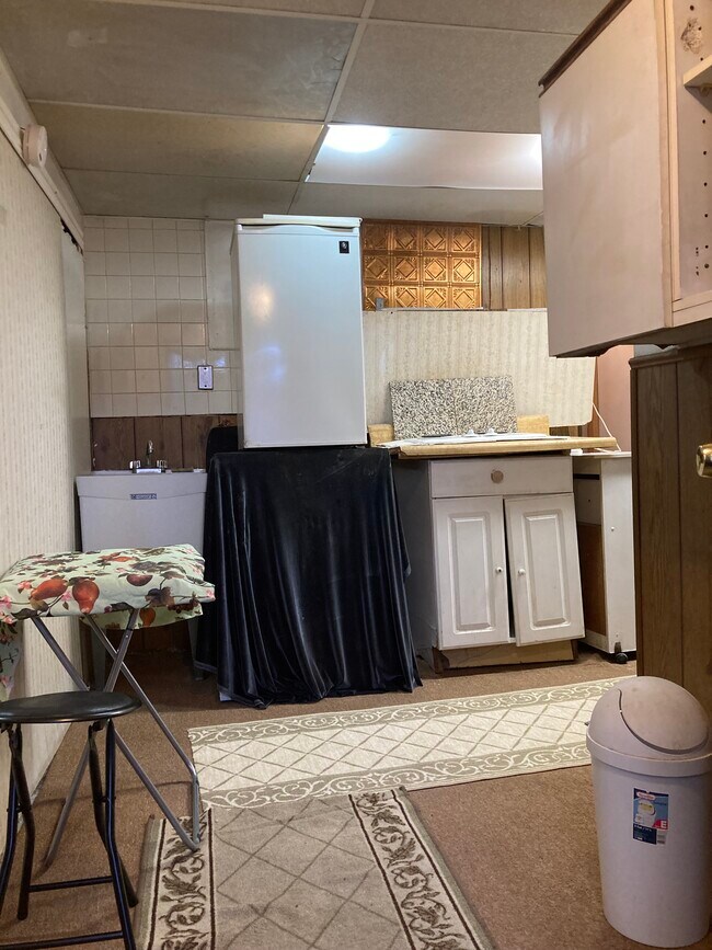 Mini fridge sink, regular stove top - 764 Lenore Ln