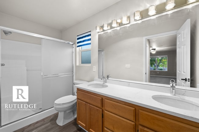 Building Photo - 3 Bedroom + Office in Central Point!
