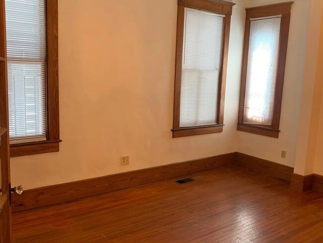 Building Photo - 503 E 40th St