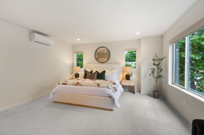 Building Photo - Comfort Meets Convenience in This Bellevue Condo