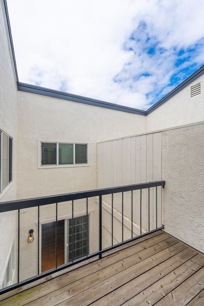 Building Photo - Beautiful Redondo Beach Condominium Rental!