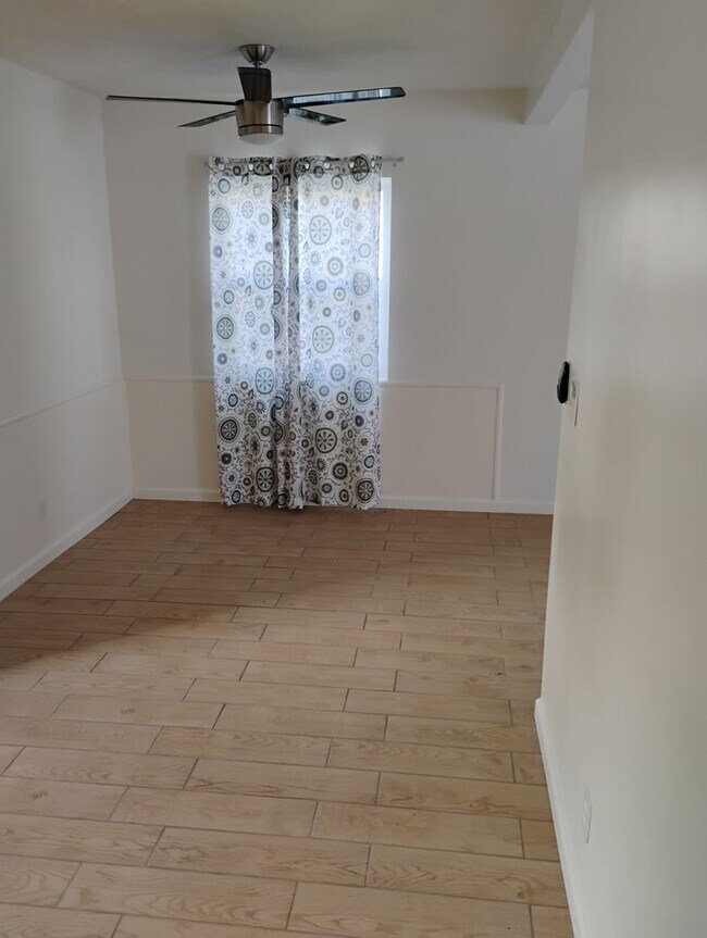 Building Photo - 18924-18934 Gault Street