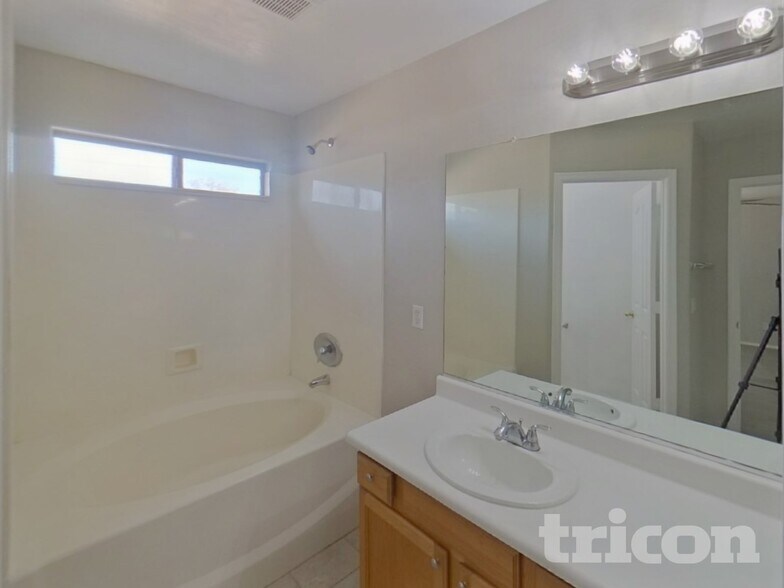 Building Photo - 43766 Elm Dr