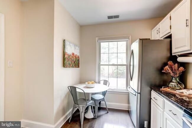 Building Photo - Sun-Drenched 2BR/2.5 BA Townhouse Condo in Gated Sutton Place