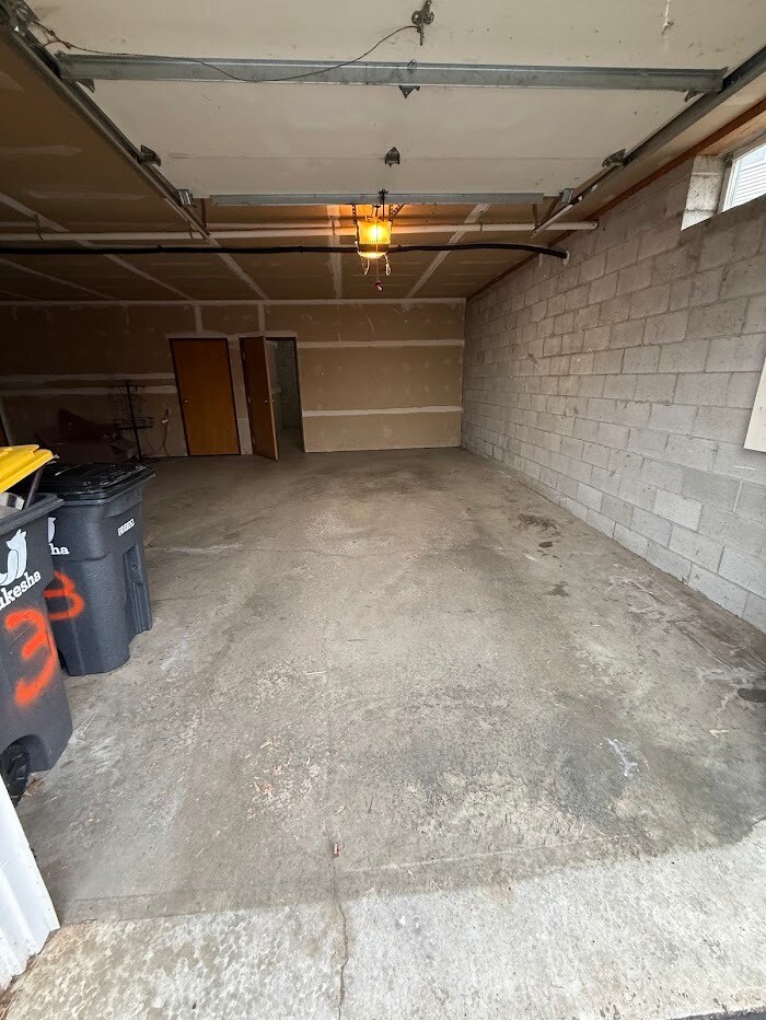 Garage w/Storage Rm2 - 2042 Cliff Alex Ct S