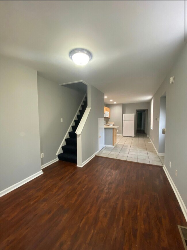 Building Photo - 3 Bedrooms 2.5 Bathrooms Voucher Accepted