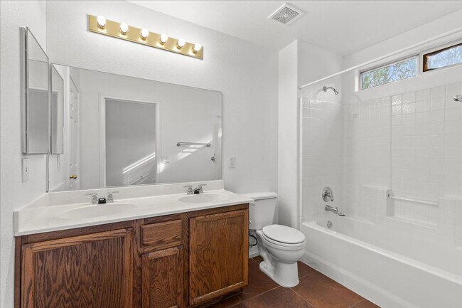 Building Photo - Single Story 3 Bedroom Home with Beautiful Backyard Space