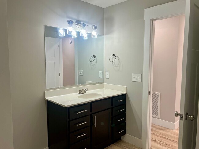 Building Photo - Beautiful home 3 minutes from ETSU!