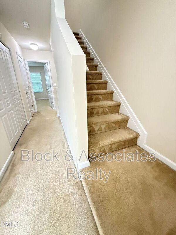Building Photo - 8527 Quarton Dr