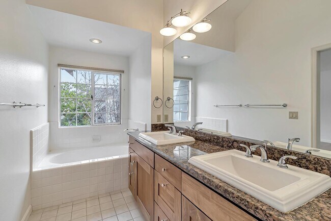 Building Photo - 302 Tadley Ct