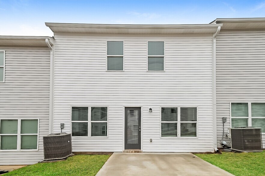 Building Photo - 128 The Heights Dr